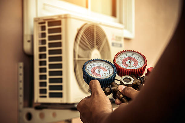 Professional Ac Installation technician working in Clinton, IA